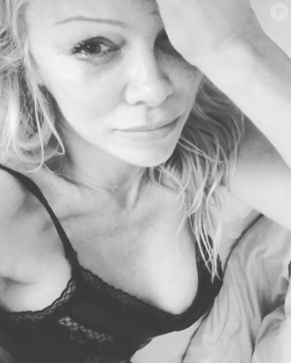 Pamela Anderson en larmes en raison de la mort du fondateur de Playboy, Hugh Hefner. Capture d'écran d'une vidéo postée sur Instagram. Paris, 28 septembre 2017.