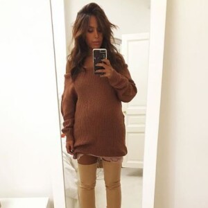 Amel Bent publie un photo en cuissardes, le ventre arrondi, sur sa page Instagram le 3 octobre 2017.