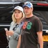 Jason Biggs ('American Pie') fait du shopping avec sa femme Jenny Mollen enceinte dans le quartier de Manhattan à New York, le 28 août 2017