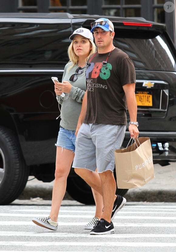 Jason Biggs ('American Pie') fait du shopping avec sa femme Jenny Mollen enceinte dans le quartier de Manhattan à New York, le 28 août 2017