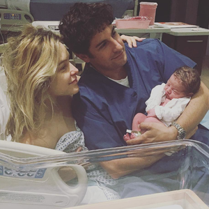 Jason Biggs et son épouse Jenny Mollen après la naissance de leur deuxième fils, Lazlo, né le 2 octobre 2017 à New York.