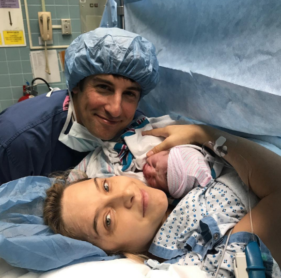 Jason Biggs et son épouse Jenny Mollen après la naissance de leur deuxième fils, Lazlo, né le 2 octobre 2017 à New York.