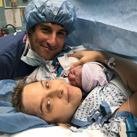 Jason Biggs et son épouse Jenny Mollen après la naissance de leur deuxième fils, Lazlo, né le 2 octobre 2017 à New York.