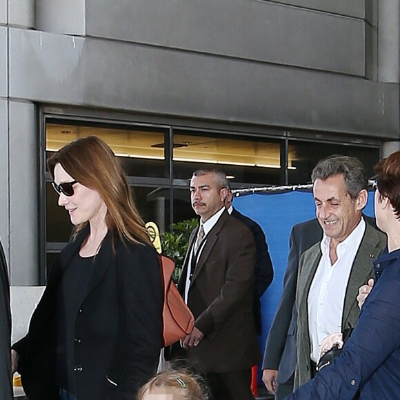 Semi-Exclusif - Carla Bruni, son mari Nicolas Sarkozy et leur fille Giulia arrivent à l'aéroport LAX de Los Angeles pour les vacances de Pâques. Carla profitera des vacances pour enregistrer son nouvel album. Le 16 avril 2016.