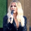 Khloé Kardashian, enceinte, fait la promotion de sa marque Good America qui fête son premier anniversaire à Los Angeles le 7 octobre 2017.