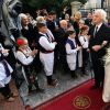 Danica Marinkovic, dans une robe Roksanda Ilincic, conduite à l'autel par son père Milan Marinkovic lors de son mariage à Belgrade, le 7 octobre 2017, avec le prince Philip de Serbie, fils du prince héritier Alexander de Serbie et de la princesse Maria da Gloria d'Orléans-Bragance.