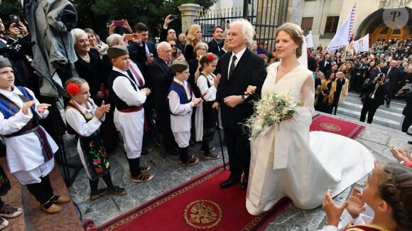 Danica Marinkovic, dans une robe Roksanda Ilincic, conduite à l'autel par son père Milan Marinkovic lors de son mariage à Belgrade, le 7 octobre 2017, avec le prince Philip de Serbie, fils du prince héritier Alexander de Serbie et de la princesse Maria da Gloria d'Orléans-Bragance.