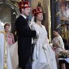 Photo du mariage à Belgrade, le 7 octobre 2017, du prince Philip de Serbie, fils du prince héritier Alexander de Serbie et de la princesse Maria da Gloria d'Orléans-Bragance, et de Danica Marinkovic. En arrière-plan, la princesse Victoria de Suède, témoin.