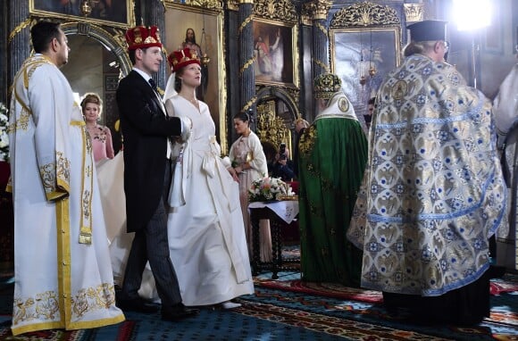 Photo du mariage à Belgrade, le 7 octobre 2017, du prince Philip de Serbie, fils du prince héritier Alexander de Serbie et de la princesse Maria da Gloria d'Orléans-Bragance, et de Danica Marinkovic. En arrière-plan, la princesse Victoria de Suède, témoin.