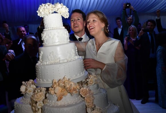 Philip et Danica coupant leur gateau de mariage, réalisé par Sladjana Todorovic. Photo du mariage à Belgrade, le 7 octobre 2017, du prince Philip de Serbie, fils du prince héritier Alexander de Serbie et de la princesse Maria da Gloria d'Orléans-Bragance, et de Danica Marinkovic.