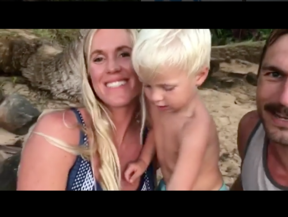 Bethany Hamilton, son époux Adam Dirks et leur fils Tobias annoncent l'arrivée d'un deuxième enfant sur Instagram, le 9 octobre 2017.