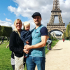 Bethany Hamilton, son époux Adam Dirks et leur fils Tobias devant la tour Eiffel à Paris, le 6 octobre 2017.