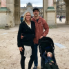 Bethany Hamilton, son époux Adam Dirks et leur fils Tobias devant la pyramide du Louvre à Paris, le 5 octobre 2017.