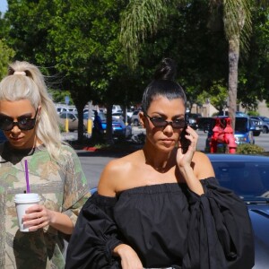 Kim et Kourtney Kardashian font du shopping au magasin BuyBuy Baby à Calabasas. Le 9 octobre 2017.