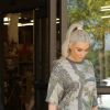 Kim et Kourtney Kardashian font du shopping au magasin BuyBuy Baby à Calabasas. Le 9 octobre 2017.