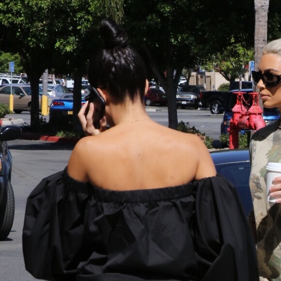 Kim et Kourtney Kardashian font du shopping au magasin BuyBuy Baby à Calabasas. Le 9 octobre 2017.