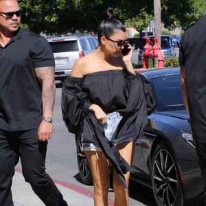 Kim et Kourtney Kardashian font du shopping au magasin BuyBuy Baby à Calabasas. Le 9 octobre 2017.