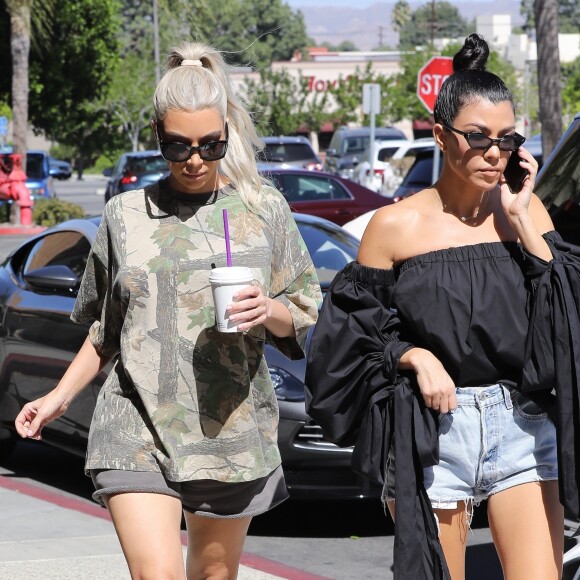 Kim et Kourtney Kardashian font du shopping au magasin BuyBuy Baby à Calabasas. Le 9 octobre 2017.