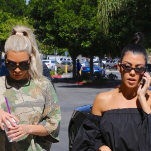 Kim et Kourtney Kardashian font du shopping au magasin BuyBuy Baby à Calabasas. Le 9 octobre 2017.