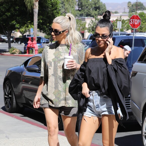 Kim et Kourtney Kardashian font du shopping au magasin BuyBuy Baby à Calabasas. Le 9 octobre 2017.