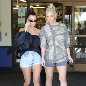 Kim et Kourtney Kardashian font du shopping au magasin BuyBuy Baby à Calabasas. Le 9 octobre 2017.