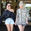 Kim et Kourtney Kardashian font du shopping au magasin BuyBuy Baby à Calabasas. Le 9 octobre 2017.