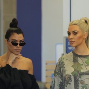 Kim et Kourtney Kardashian font du shopping au magasin BuyBuy Baby à Calabasas. Le 9 octobre 2017.