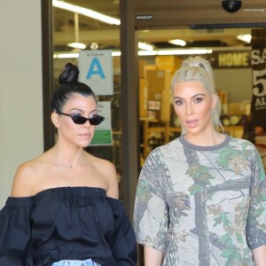 Kim et Kourtney Kardashian font du shopping au magasin BuyBuy Baby à Calabasas. Le 9 octobre 2017.