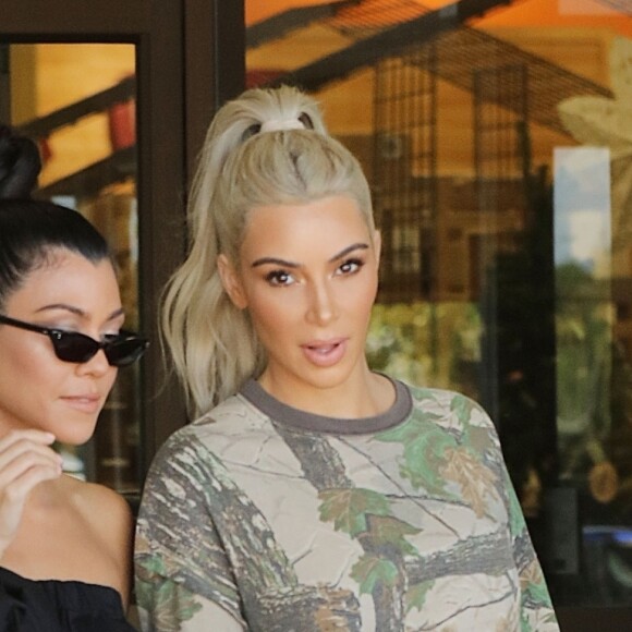 Kim et Kourtney Kardashian font du shopping au magasin BuyBuy Baby à Calabasas. Le 9 octobre 2017.