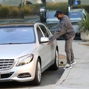 Kanye West quitte son studio à l'issue d'un rendez-vous avec Rick Rubin. Calabasas, le 9 octobre 2017.