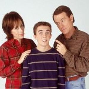 Frankie Muniz entre ses parents de fiction, Jane Kaczmarek et Bryan Cranston, dans la série Malcolm, 2000-2006.