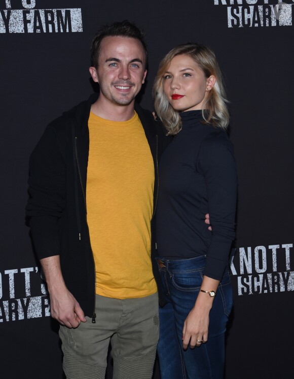 Frankie Muniz et sa compagne Paige Price - Soirée Knott's Scary Farm à Los Angeles le 29 septembre 2017.