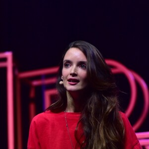 Exclusif - Charlotte Le Bon lors de la 2ème édition des Fubiz Talks 2017 Salle Pleyel à Paris, France, le 27 septembre 2017. Les Fubiz Talks 2017 ont lieu sous le signe de la créativité et de l'inspiration, dans le cadre exceptionnel de la Salle Pleyel. Le média FUBIZ et l’agence TETRO présentent ses 12 créateurs de la French Touch lors d’une après-midi de conférences. Les artistes dévoileront en exclusivité devant plus de 1200 passionnés les coulisses de leurs démarches créatives. Un évènement unique qui célèbre l’effervescence artistique sous toutes ses formes : architecture, graphisme, photographie, vidéo, mode, musique, design. FUBIZ est une plateforme media digitale innovante qui valorise quotidiennement le meilleur de la culture créative contemporaine en France et dans le monde : graphisme, pop-culture, produits, clips et arts numériques (+2,7 millions de fans Facebook, +1,5 milliard de vidéos en 2016,...). TETRO est une agence créative qui met en scène les marques et les produits avec des concepts culturels, créatifs et innovants en brand content, design et événement. TETRO est également producteur et diffuseur de projets artistiques innovants en France et à l’international avec son pôle TETRO+A. © Giancarlo Gorassini/Bestimage