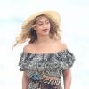Beyonce Knowles et son mari Jay Z quittent leur yacht pour aller déjeuner à terre avec leur fille Blue Ivy dans les Iles de Lerins le 16 septembre 2015.