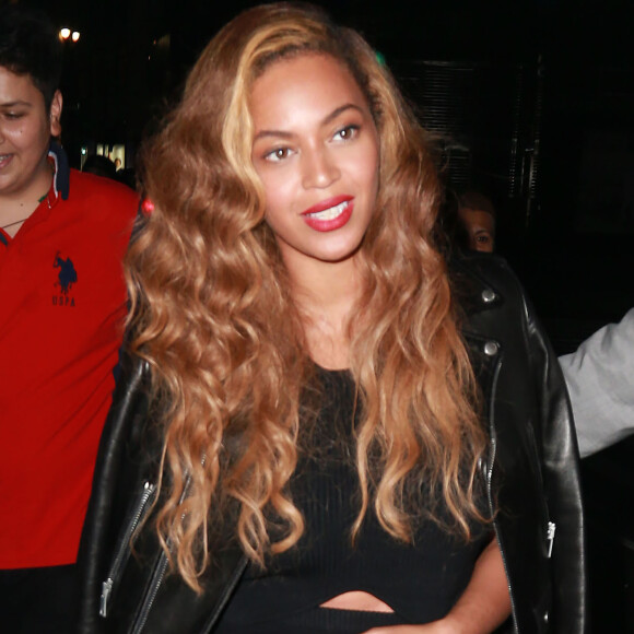Beyonce Knowles, un MacBook Apple à la main, lors d'une sortie de nuit à New York, le 30 juin 2015.