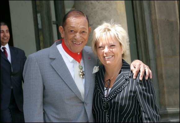 Henri Salvador fait commandeur de la Légion d'honeur avec son épouse Catherine, à l'Elysée, Paris, le 25 juin 2004.