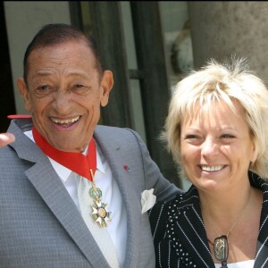 Henri Salvador fait commandeur de la Légion d'honeur avec son épouse Catherine, à l'Elysée, Paris, le 25 juin 2004.