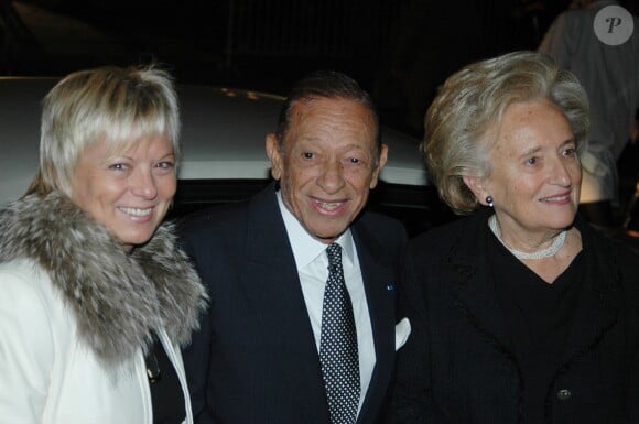 Henri Salvador et son épouse Catherine avec Bernadette Chirac à Paris en 2004.