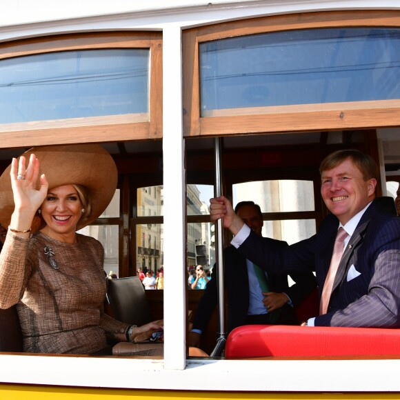 Le roi Willem-Alexander et la reine Maxima des Pays-Bas visitent le quartier de Mouraria en tramway lors d'une visitent officielle à Lisbonne au Portugal le 10 octobre 2017. 10/10/2017 - Lisbonne