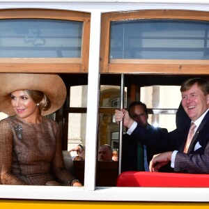 Le roi Willem-Alexander et la reine Maxima des Pays-Bas visitent le quartier de Mouraria en tramway lors d'une visitent officielle à Lisbonne au Portugal le 10 octobre 2017. 10/10/2017 - Lisbonne