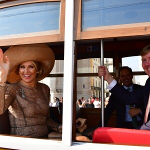 Le roi Willem-Alexander et la reine Maxima des Pays-Bas visitent le quartier de Mouraria en tramway lors d'une visitent officielle à Lisbonne au Portugal le 10 octobre 2017. 10/10/2017 - Lisbonne