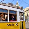 Le roi Willem-Alexander et la reine Maxima des Pays-Bas visitent le quartier de Mouraria en tramway lors d'une visitent officielle à Lisbonne au Portugal le 10 octobre 2017. 10/10/2017 - Lisbonne