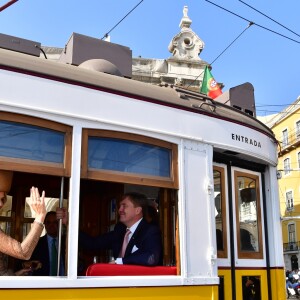 Le roi Willem-Alexander et la reine Maxima des Pays-Bas visitent le quartier de Mouraria en tramway lors d'une visitent officielle à Lisbonne au Portugal le 10 octobre 2017. 10/10/2017 - Lisbonne