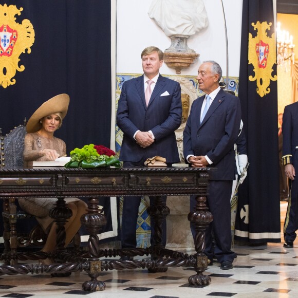 Le roi Willem-Alexander et la reine Maxima des Pays-Bas lors d'une visite d'état officielle à Lisbonne au Portugal, cérémonie de bienvenue avec le président portugais Marcelo Rebelo de Sousa au palais national de Belém à Lisbonne le 10 octobre 2017.  King Willem-Alexander of the Netherlands, Queen Maxima of the Netherlands and Portugal's President Marcelo Rebelo de Sousa during a welcome ceremony at the Belem Palace in Lisbon, on October 10, 2017, in the first of a 3 days Royals state visit to Portugal10/10/2017 - Lisbonne