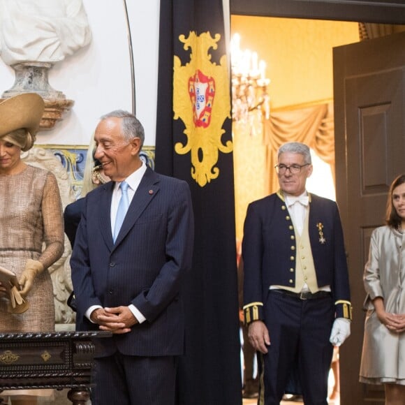 Le roi Willem-Alexander et la reine Maxima des Pays-Bas lors d'une visite d'état officielle à Lisbonne au Portugal, cérémonie de bienvenue avec le président portugais Marcelo Rebelo de Sousa au palais national de Belém à Lisbonne le 10 octobre 2017.  King Willem-Alexander of the Netherlands, Queen Maxima of the Netherlands and Portugal's President Marcelo Rebelo de Sousa during a welcome ceremony at the Belem Palace in Lisbon, on October 10, 2017, in the first of a 3 days Royals state visit to Portugal10/10/2017 - Lisbonne