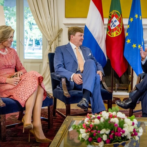 Le roi Willem-Alexander et la reine Maxima des Pays-Bas reçus par le premier ministre portugais Antonio Luis Santos da Costa lors d'une visite d'état au Portugal le 11 octobre 2017 11/10/2017 - Lisbonne