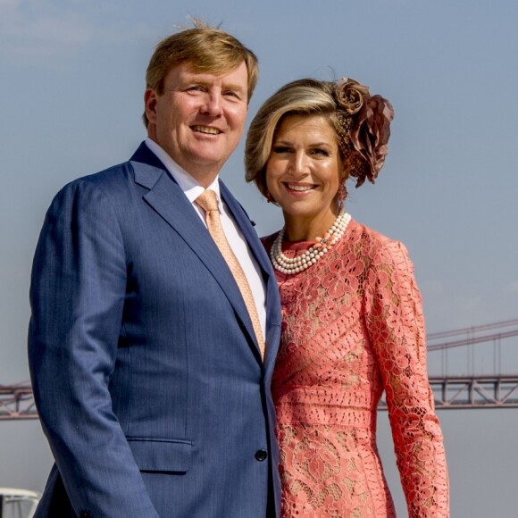 Le roi Willem-Alexander et la reine Maxima des Pays-Bas posent devant le Tage à Lisbonne au Portugal le 11 octobre 2017. 11/10/2017 - Lisbonne