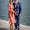 Le roi Willem-Alexander et la reine Maxima des Pays-Bas posent devant le Tage à Lisbonne au Portugal le 11 octobre 2017. 11/10/2017 - Lisbonne
