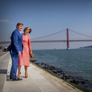 Le roi Willem-Alexander et la reine Maxima des Pays-Bas posent devant le Tage à Lisbonne au Portugal le 11 octobre 2017. 11/10/2017 - Lisbonne