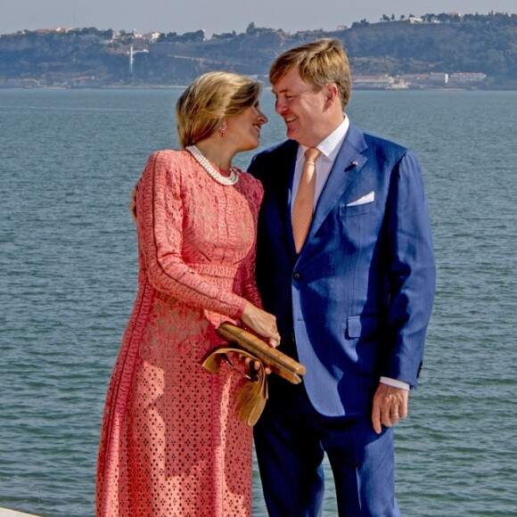 Le roi Willem-Alexander et la reine Maxima des Pays-Bas posent devant le Tage à Lisbonne au Portugal le 11 octobre 2017. 11/10/2017 - Lisbonne